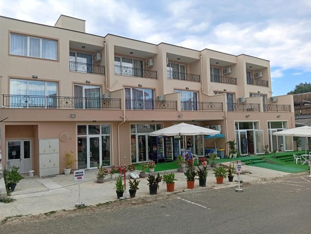 Kristan Apartments building in Elenite with free parking in front